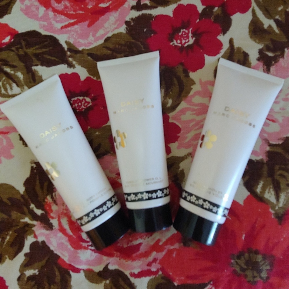 Marc Jacobs Daisy Body Lotion & 2 Shower Gel